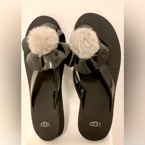 New Uggs flip flops size 5 black patent leather with gray fur